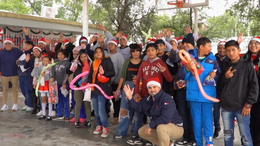 A través de su iniciativa Red de Valor, Securimetal continúa impulsando acciones que fortalecen el vínculo con la comunidad. Durante la navidad de 2024, el equipo visitó el Centro de Atención Múltiple (CAM) en Pesquería, Nuevo León, compartiendo alegría, regalos y apoyo económico con familias y niños de la institución.